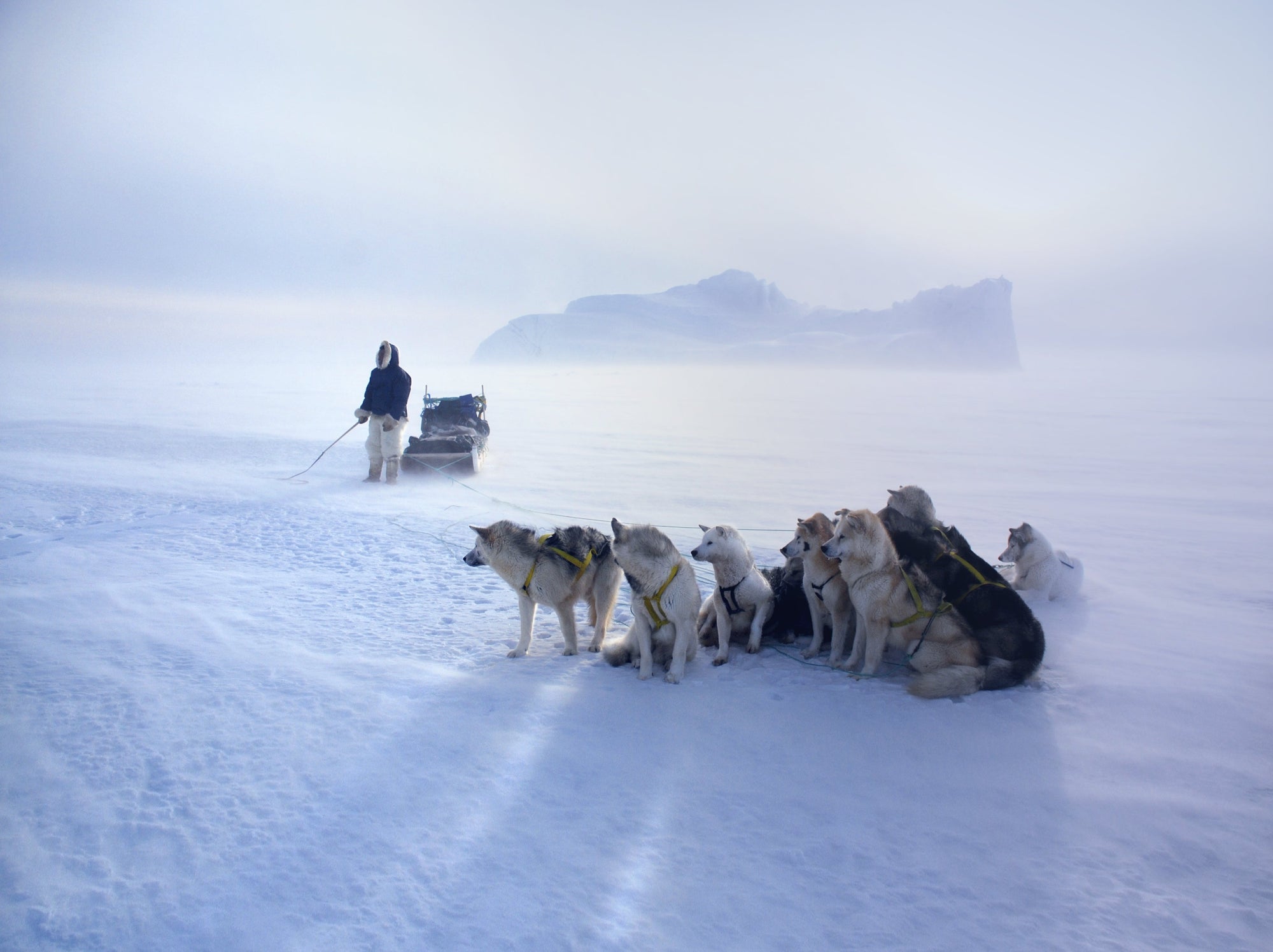 イヌイットの村と氷に覆われた春の東グリーンランドへ